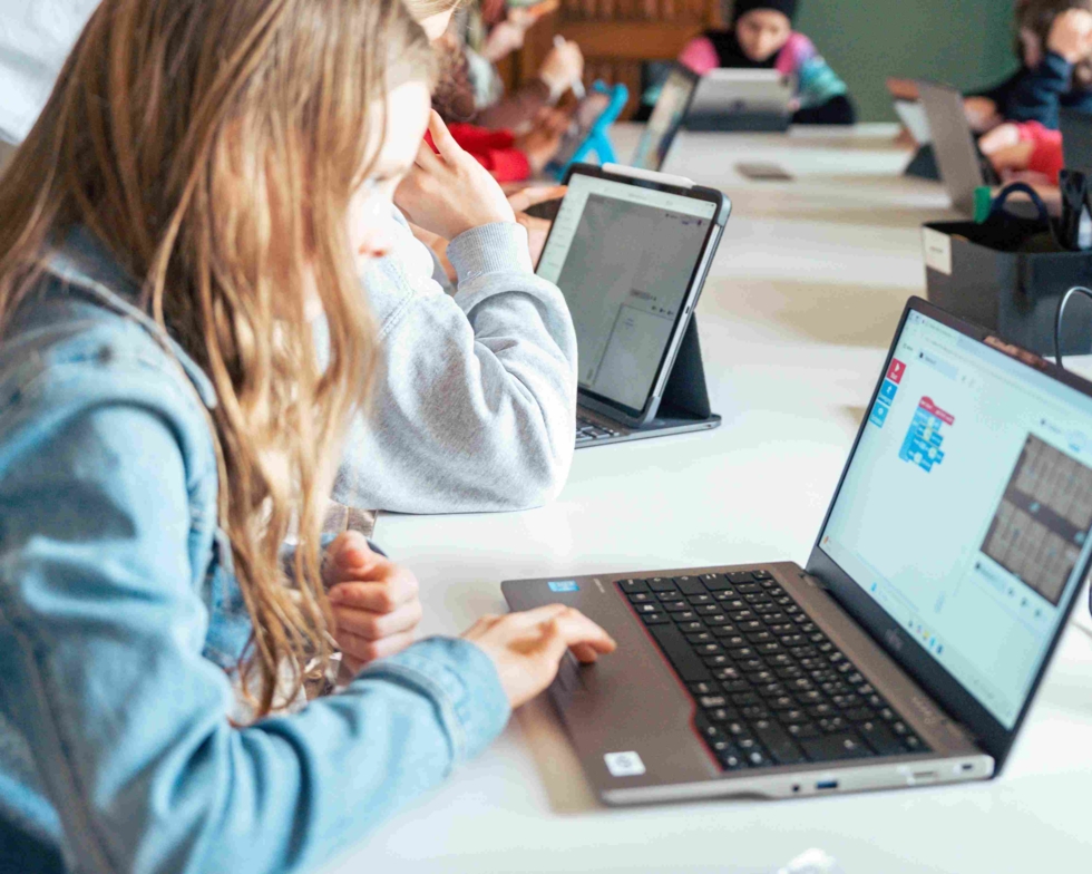 Girls'Day-Teilnehmerin vor Computer