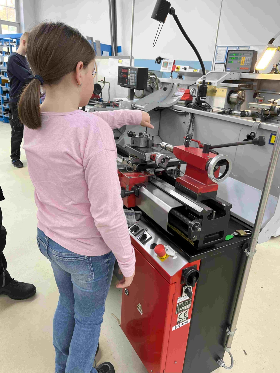 Girls'Day-Teilnehmerinnen an einer Werkbank