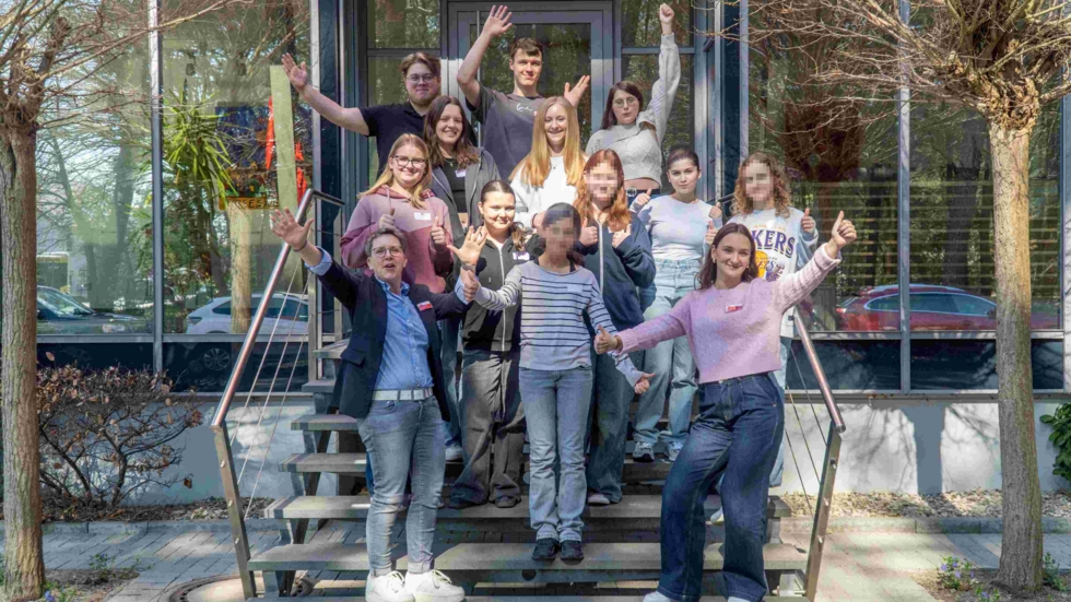 Gruppenfoto Girls' Day Teilnehmerinnen mit Mitarbeitern