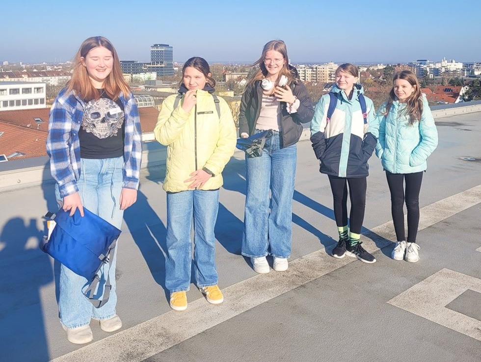 Gruppenbild mit Girls'Day-Teilnehmerinnen auf dem Dach des Klinikum Nürnberg
