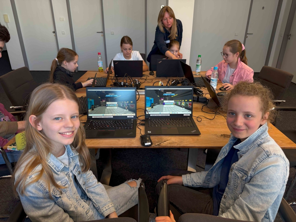 Girls'Day-Teilnehmerinnen am Computer