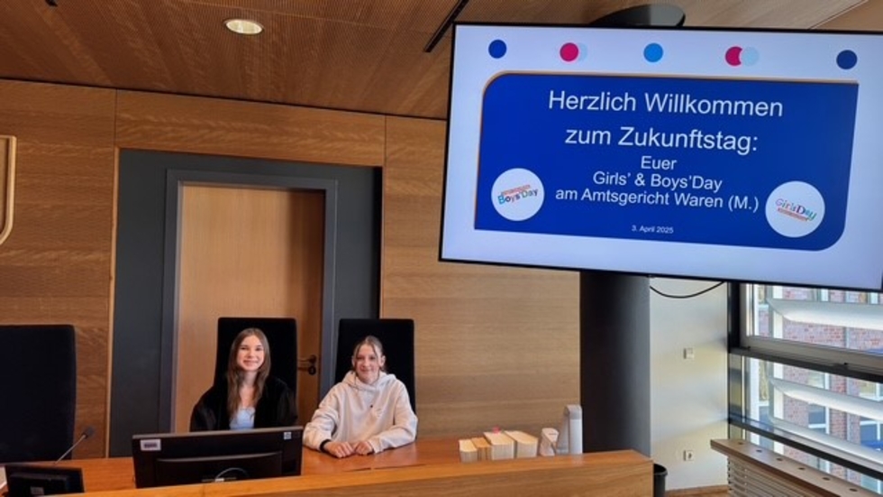 Zwei Girls'Day-Teilnehmerinnen sitzen in einem Gerichtssaal.