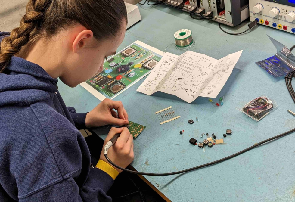 Girls'Day-Teilnehmerinnen beim Löten