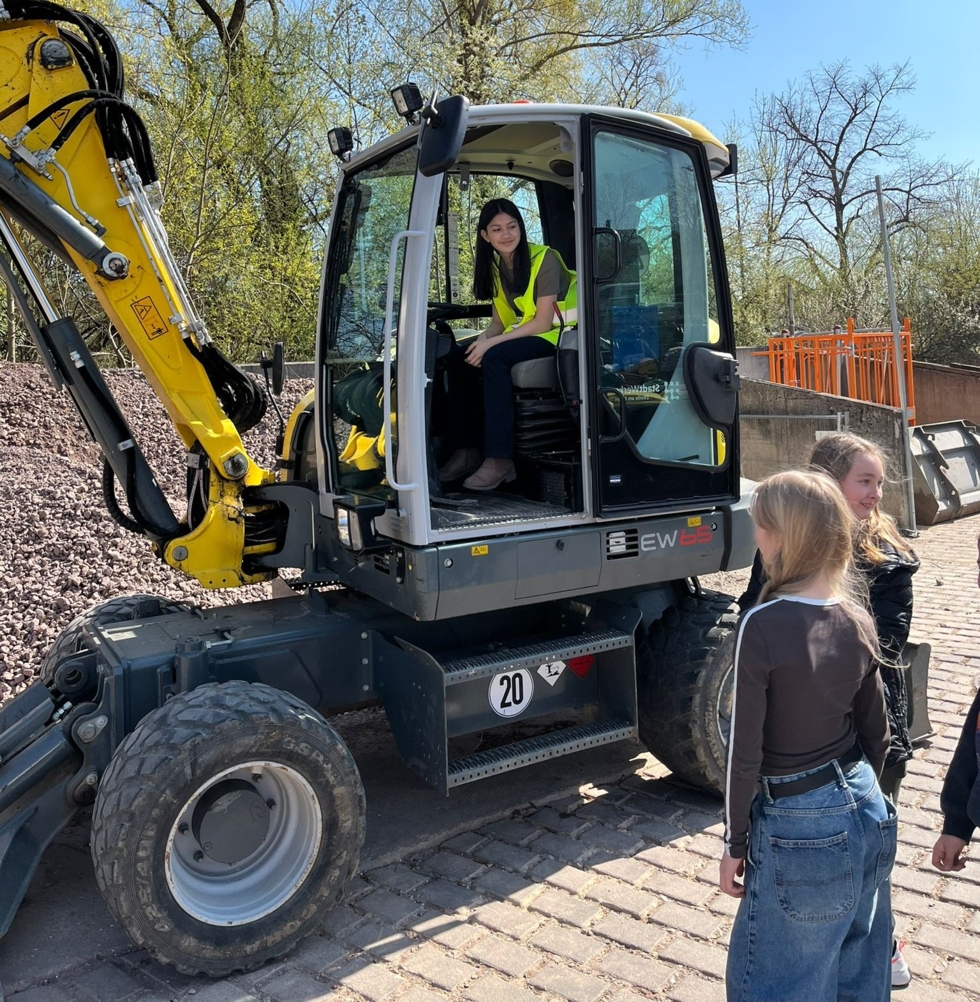 Girls'Day-Teilnehmerin im Bagger
