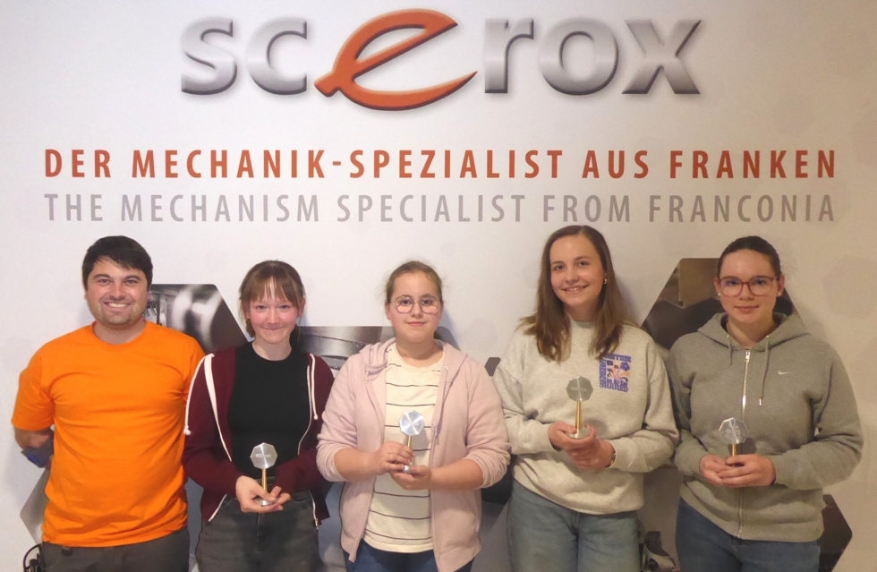 Gruppenbild mit Girls'Day-Teilnehmerinnen bei scerox