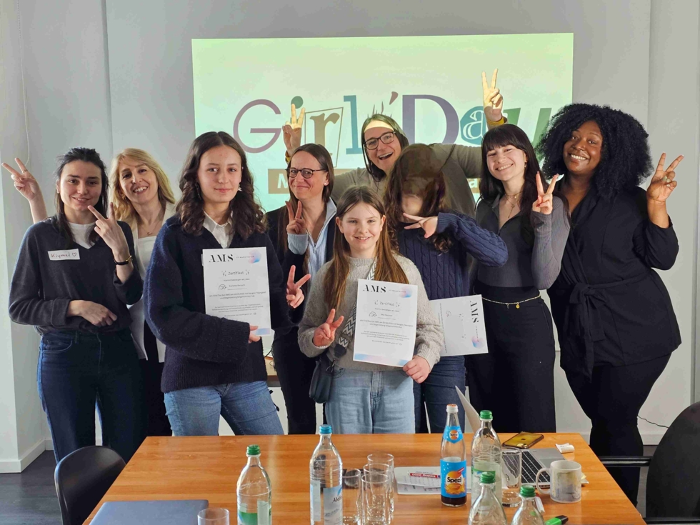 Gruppenbild von Girls'Day-Teilnehmerinnen mit Zertifikaten