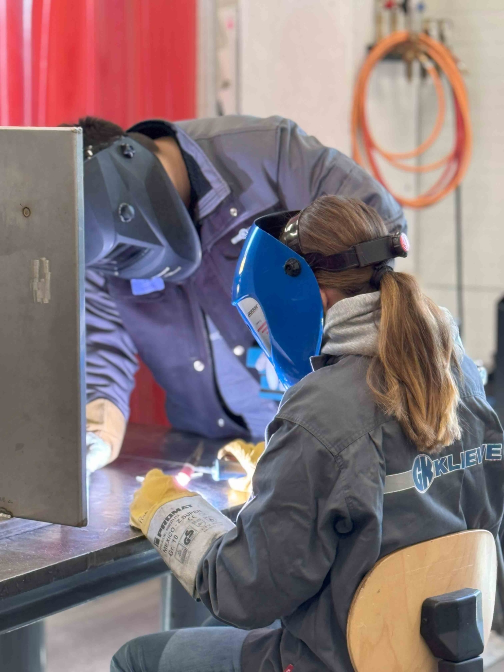 Girls'Day-Teilnehmerinnen beim Schweißen