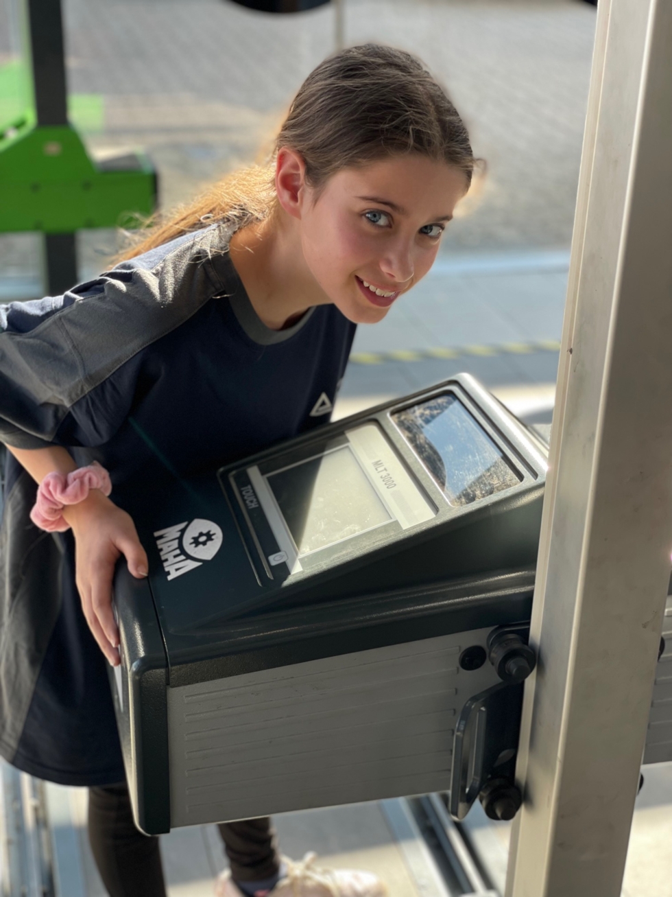 Girls'Day-Teilnehmerinnen mit Prüfgerät