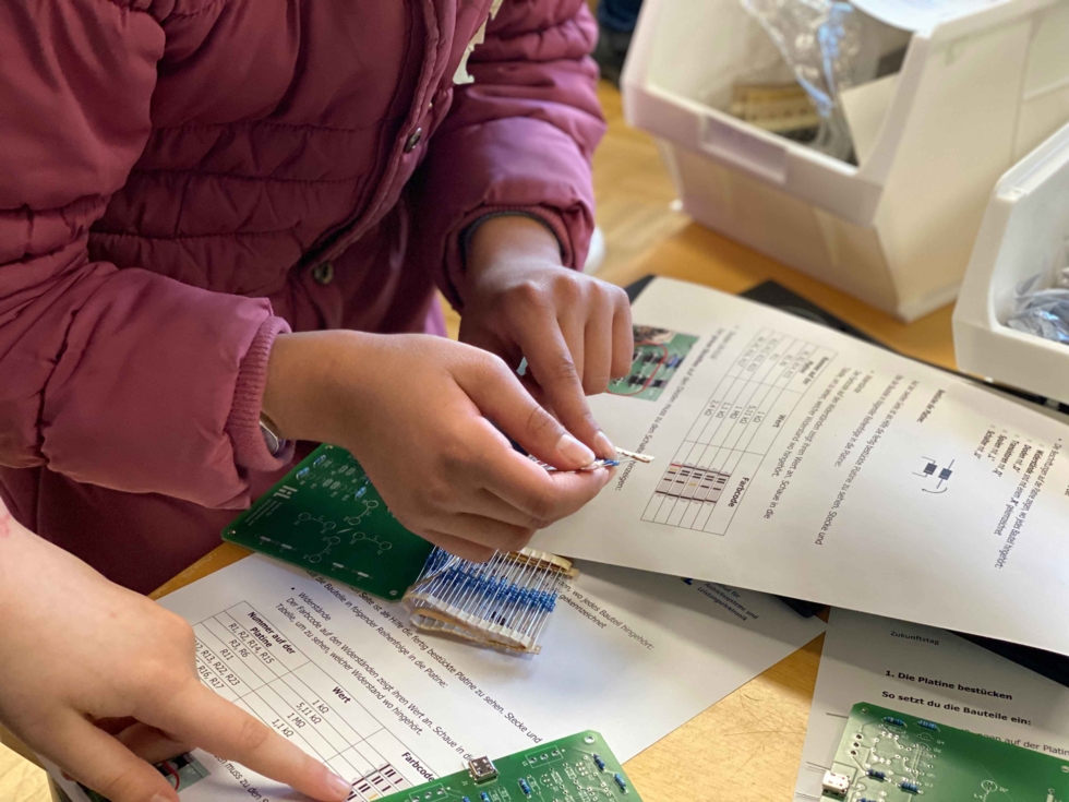 Girls'Day-Teilnehmerinnen mit Elektroplan