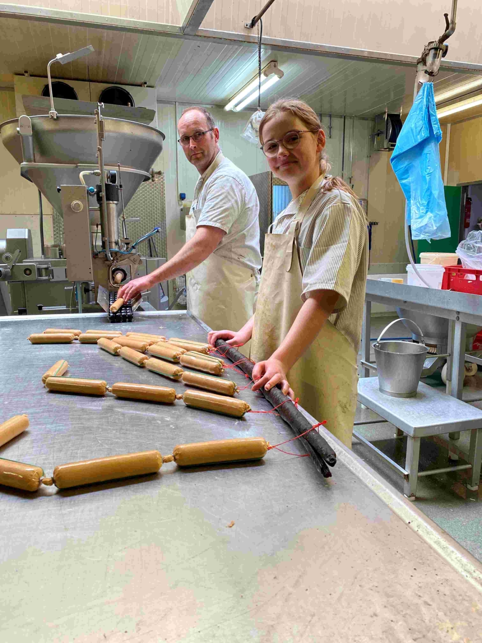 Girls'Day-Teilnehmerinnen in der Fleischproduktion