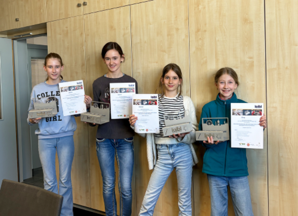Vier Girls' Day Teilnehmerinnen halten stolz ihre Teilnahmebescheinigungen