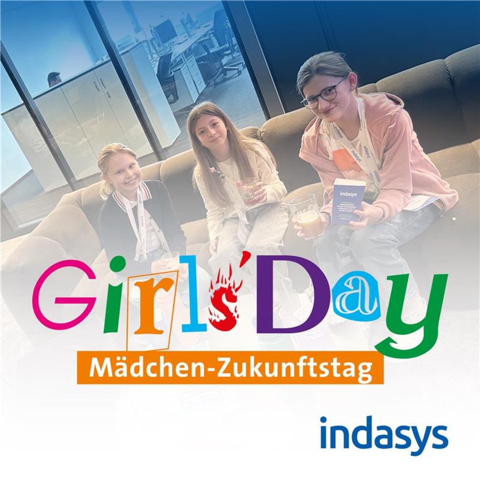 Girls'Day-Teilnehmerinnen auf Sofa mit Girls'Day-Logo