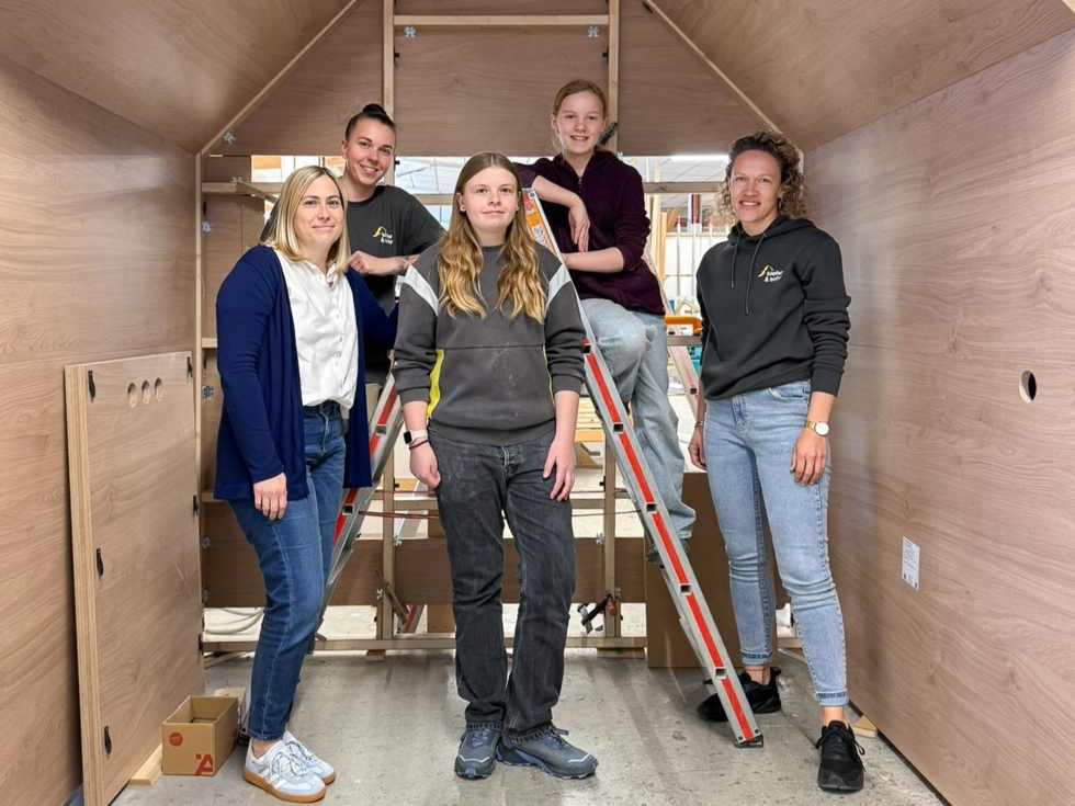 Girls' Day Teilnehmerinnen und Mitarbeitende der Produktion