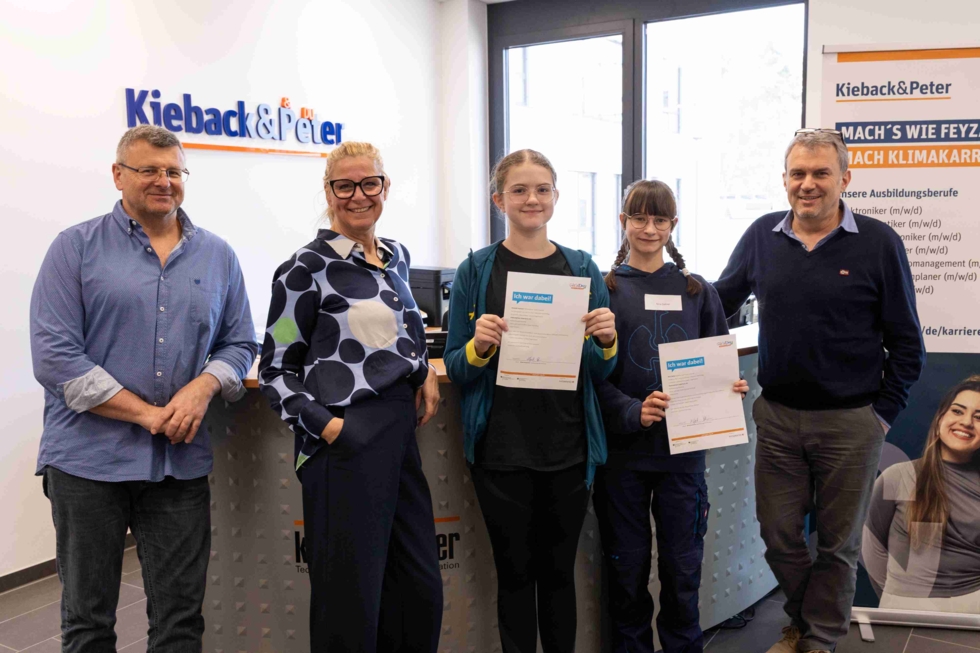 Girls' Day Teilnehmerinnen mit Mitarbeitenden bei der Urkundenübergabe