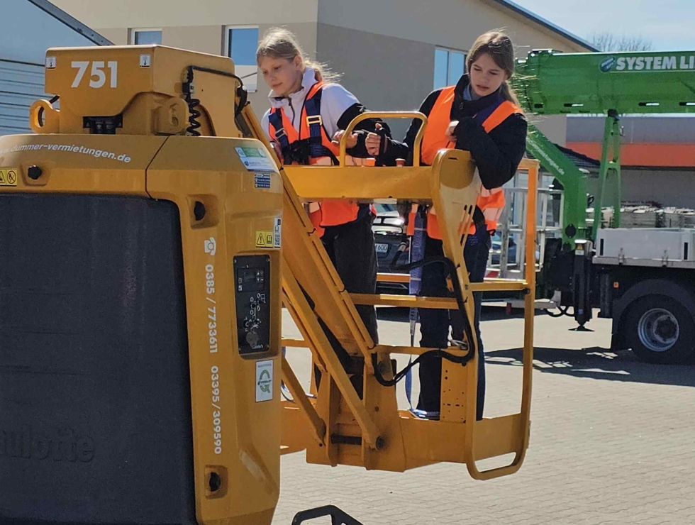 Zwei Mädchen auf einer Arbeitsbühne