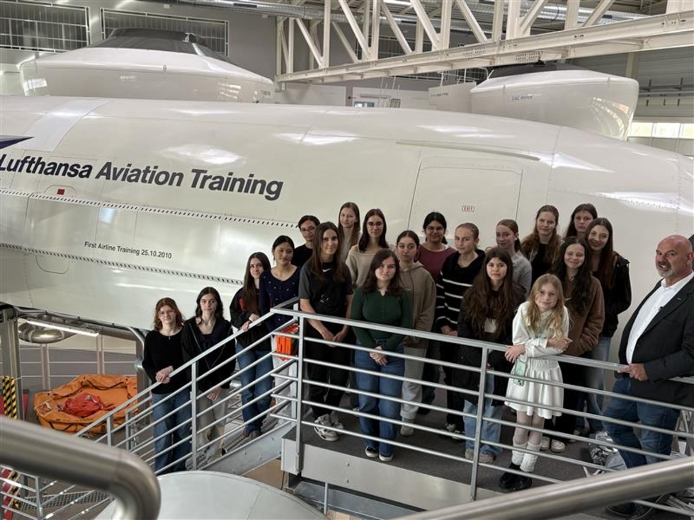 Gruppenfoto mit Girls'Day-Teilnehmerinnen vor einem Flugzeug