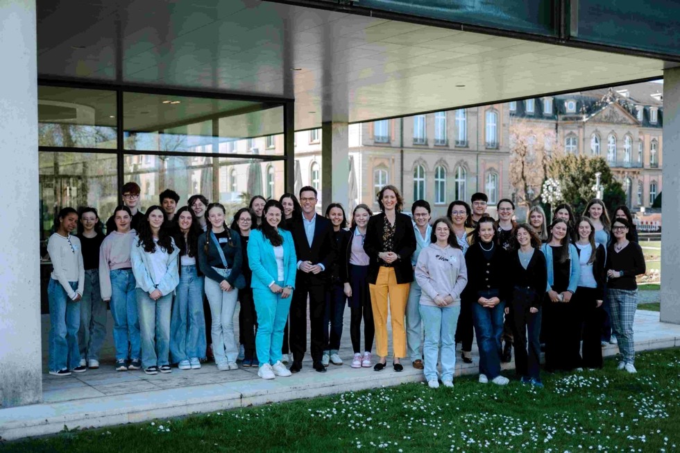 Gruppenbild von Girls'Day-Teilnehmerinnen vor Landtag BaWü