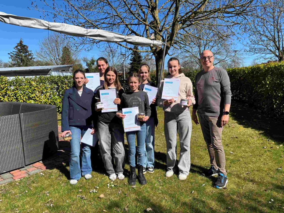 Girls'Day-Teilnehmerinnen mit Mitarbeiter und Teilnahmezertifikaten