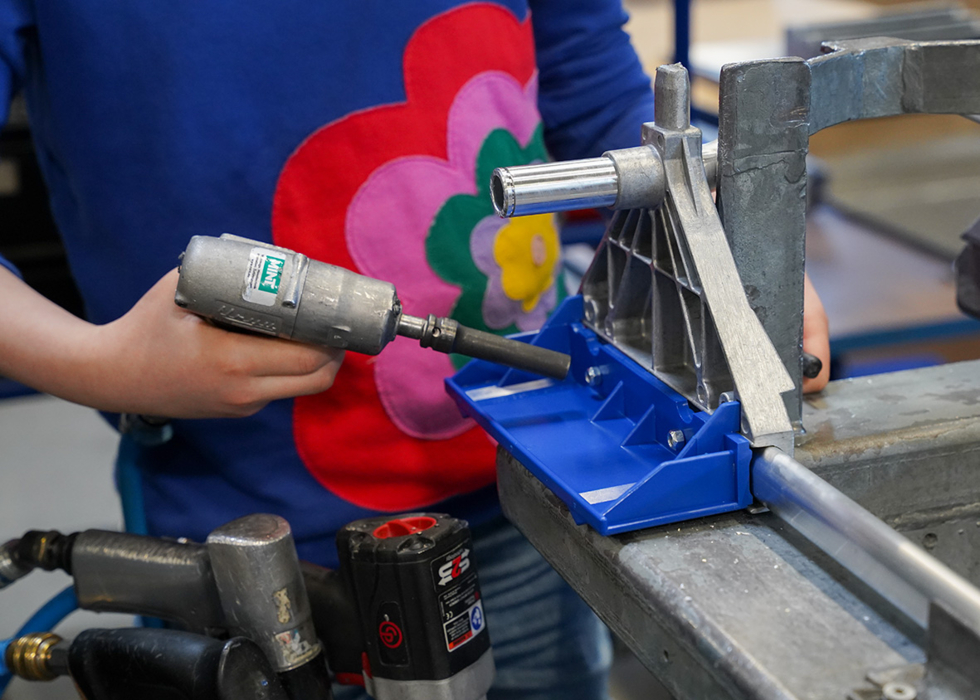 Girls'Day-Teilnehmerin an Werkbank