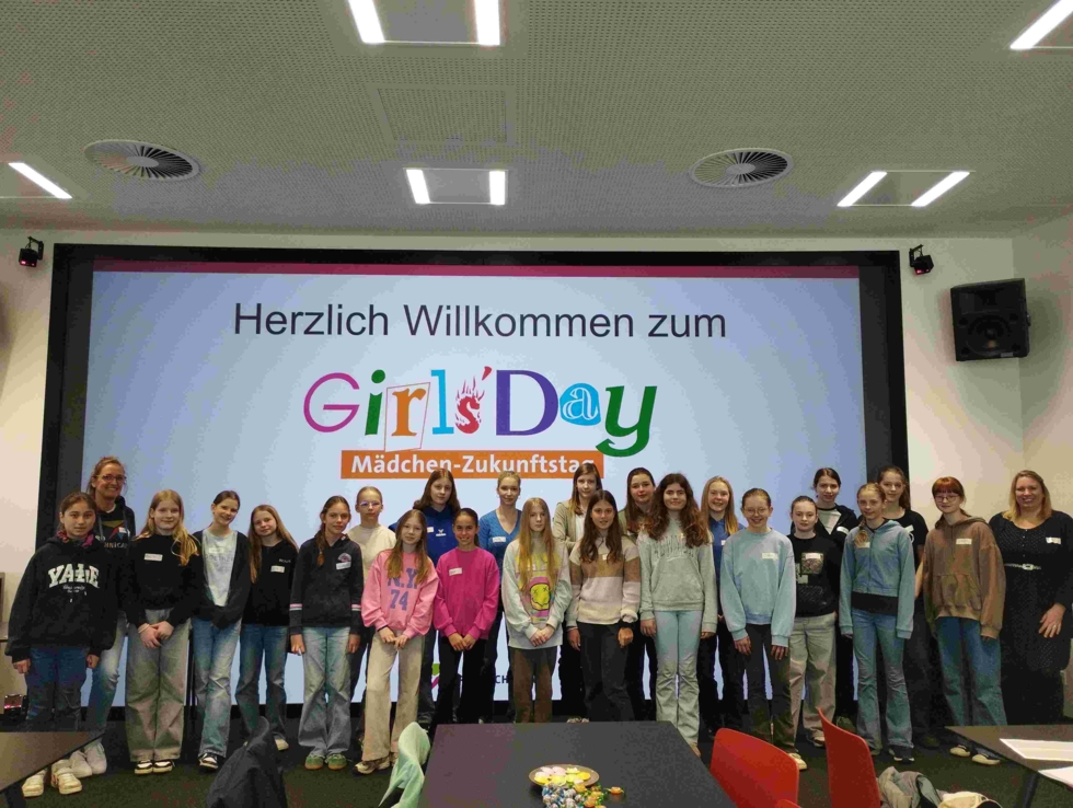 Ein Gruppenfoto der Girls' Day-Teilnehmerinnen mit Mitarbeiterinnen