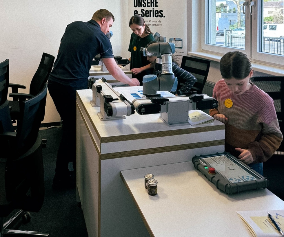 Girls'Day-Teilnehmerinnen programmieren Roboter