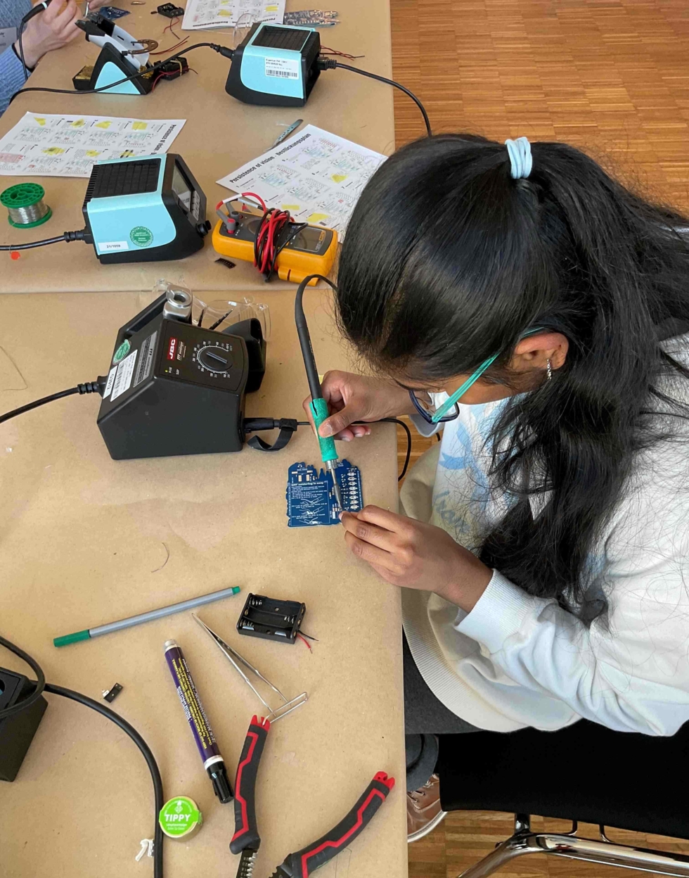 Mädchen beim Löten