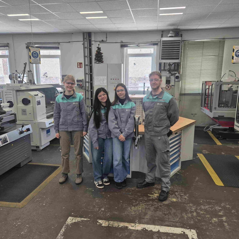 Girls' Day Teilnehmerinnen in einer Werkstatt