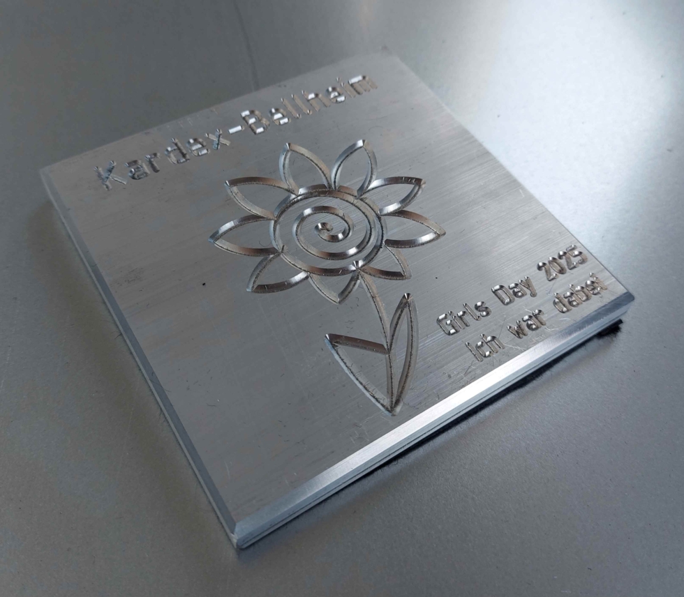 Metallplatte mit Girls'Day-Ausstanzung