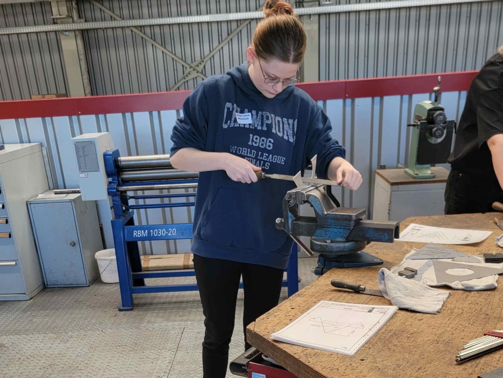 Girls' Day Teilnehmerin übt sich an der Produktionsmaschine