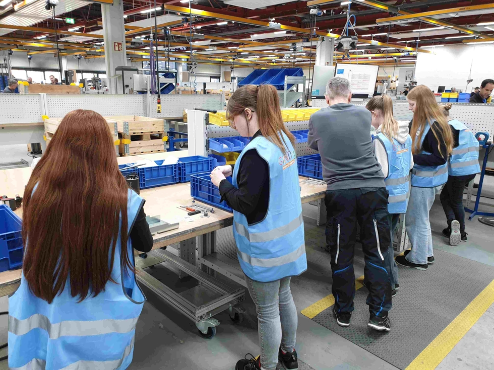 Mädchen sortieren Gegenstände in einem Warenlager.