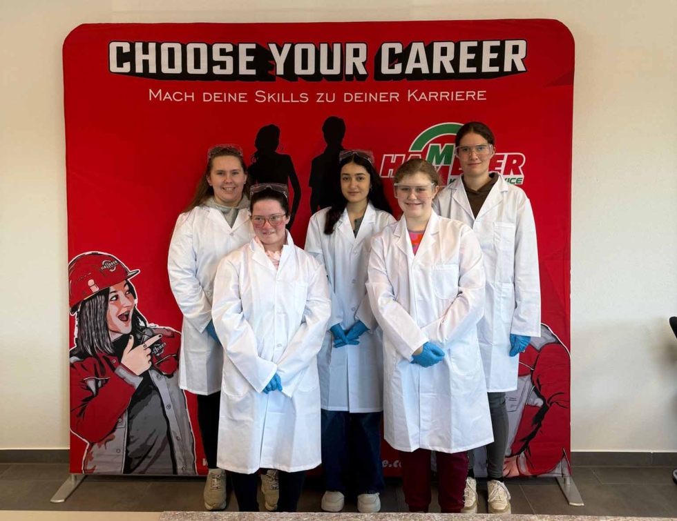 Girls'Day-Teilnehmerinnen vor rotem Banner