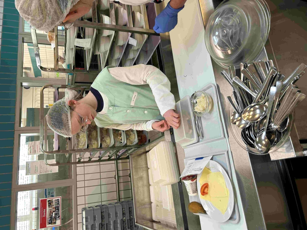 Girls'Day-Teilnehmerin in Krankenhausküche