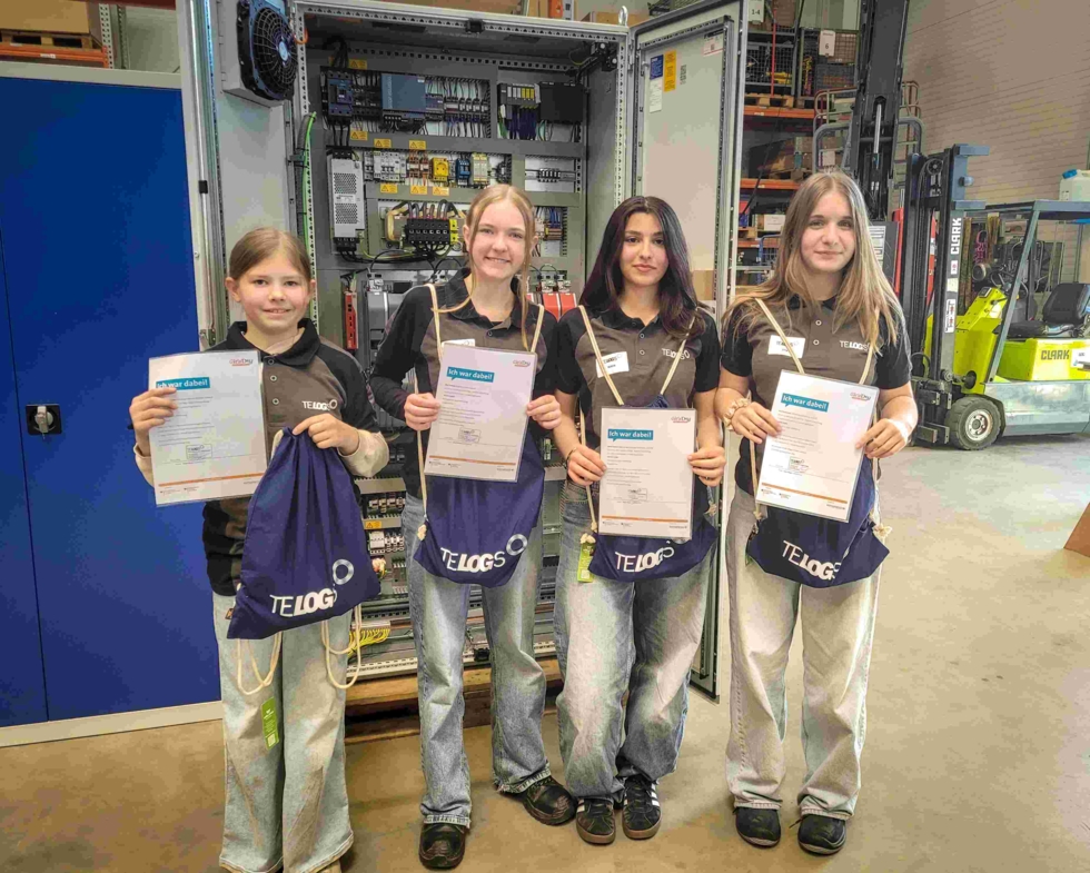 Vier Girls' Day Teilnehmerinnen halten stolz ihre Teilnahmebescheinigungen