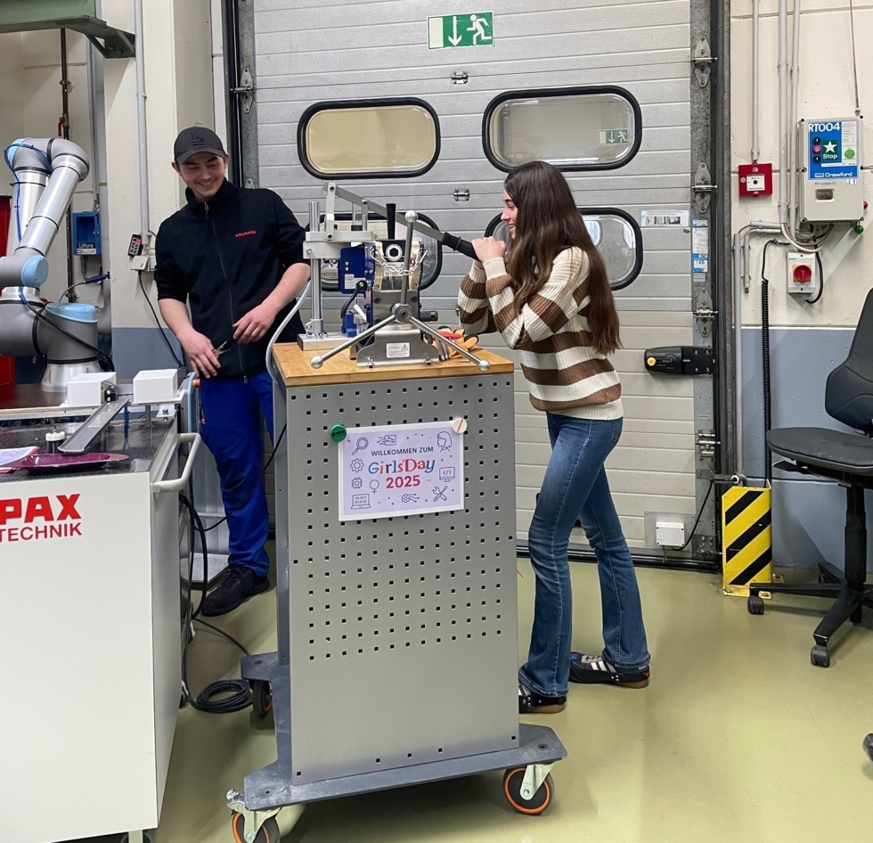 Girls'Day-Teilnehmerinnen in Werkstatt an Kunststoffpresse