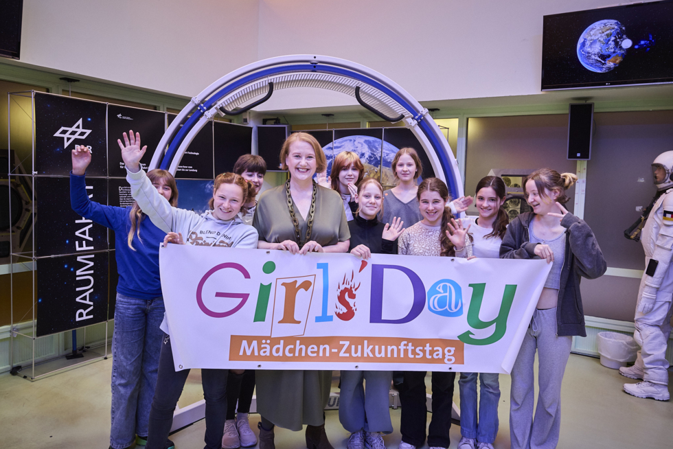 Bundesjugendministerin Lisa Paus mit Girls'Day-Teilnehmerin bei orbitall
