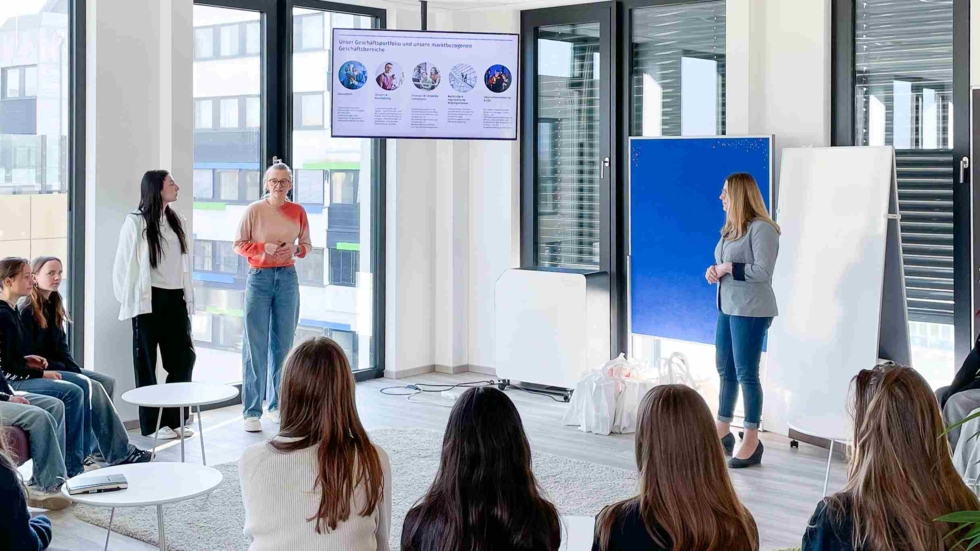 Gruppenfoto der Girls'Day-Teilnehmerinnen bei Wolters Kluwer in Hürth