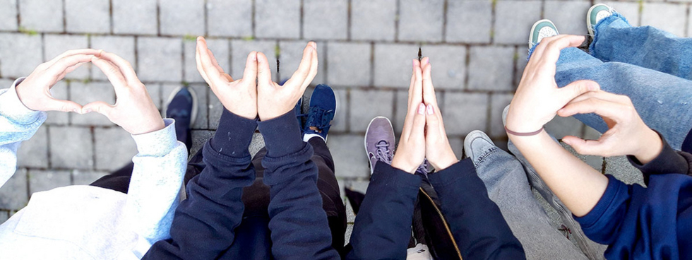 Girls' Day-Teilnehmerinnen formen mit ihren Händen Buchstaben und Symbole während des Laserspiels