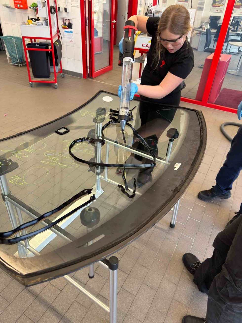 Mädchen spritzt Gummiformen