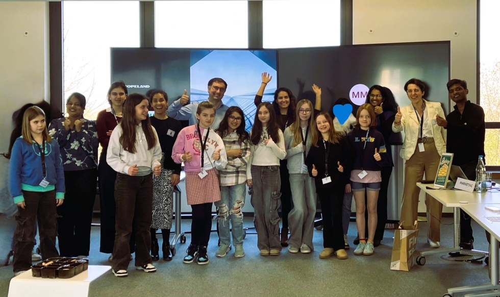 Gruppenfoto Girls' Day Teilnehmerinnen mit Mitarbeitenden