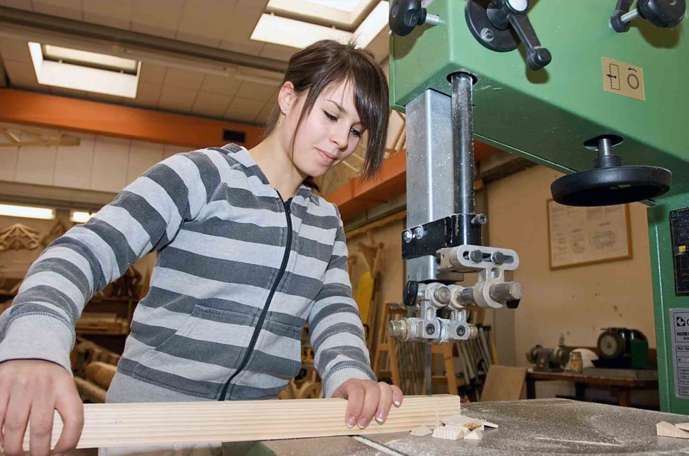 Mädchen an Standbohrmaschine
