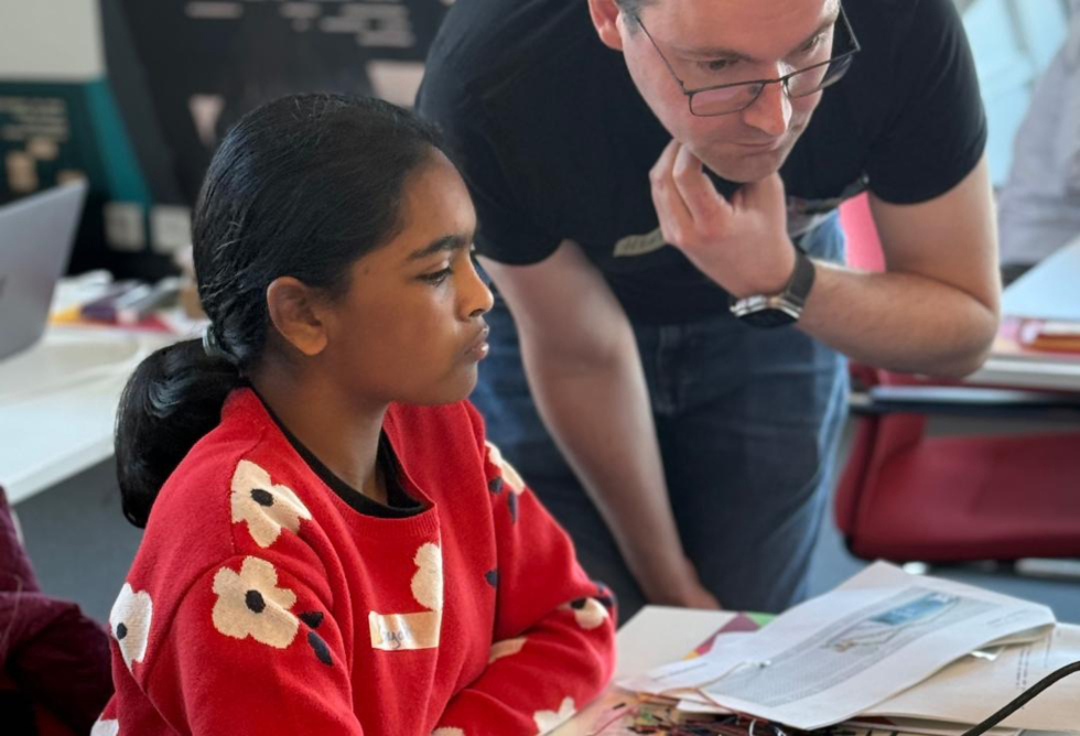 Mädchen mit Mitarbeit vor Computer