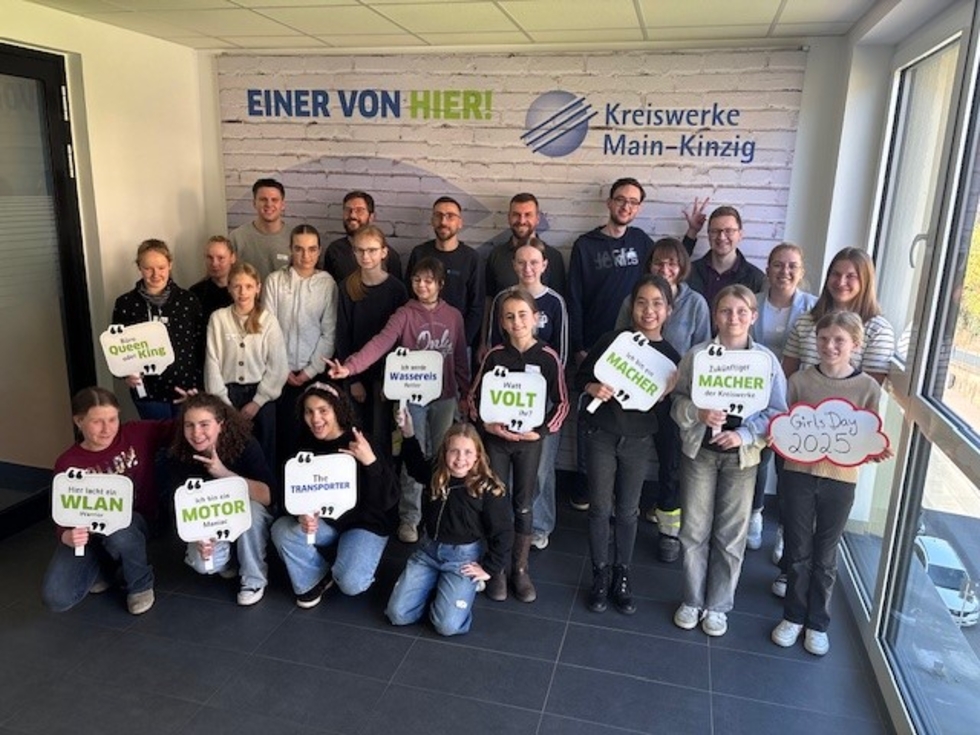 Gruppenbild von Girls'Day-Teilnehmerinnen mit Firmenlogo