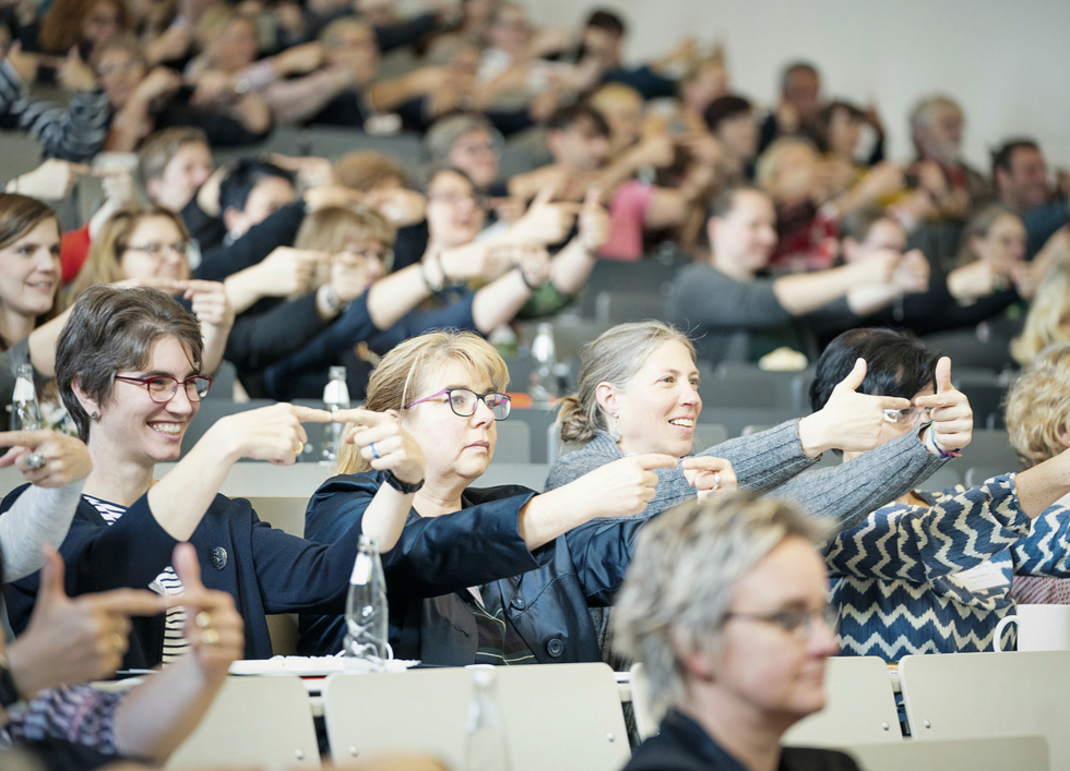 Und das Publikum ist hochmotiviert bei der Sache.