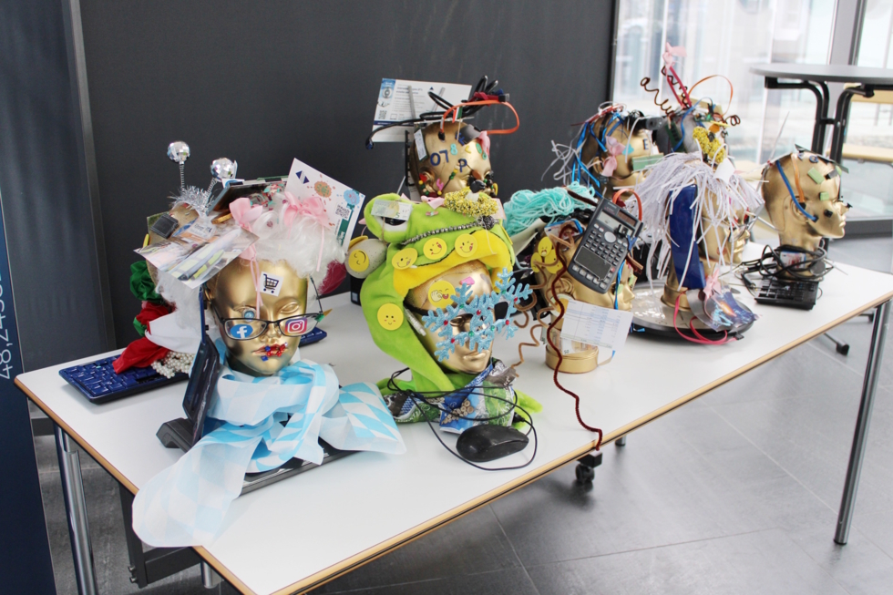 Tisch mit kreativ gestalteten Friseurköpfen