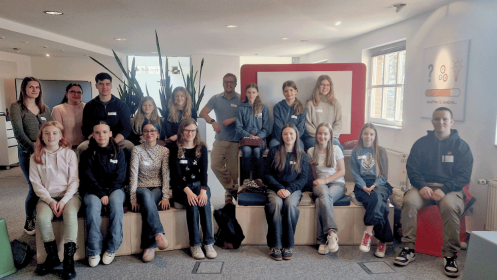 Gruppenfoto mit Girls'Day-Teilnehmerinnen bei der Volkswagen Group IT Solutions GmbH
