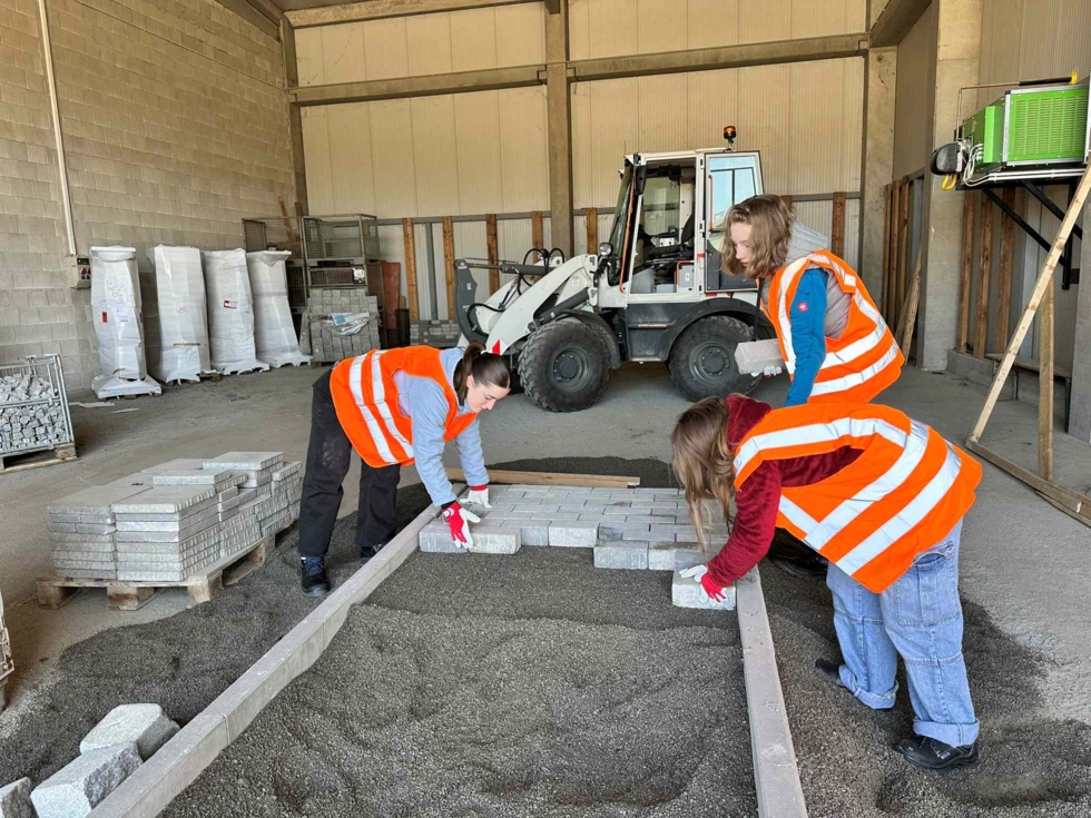 Girls'Day-Teilnehmerinnen beim Pflastern