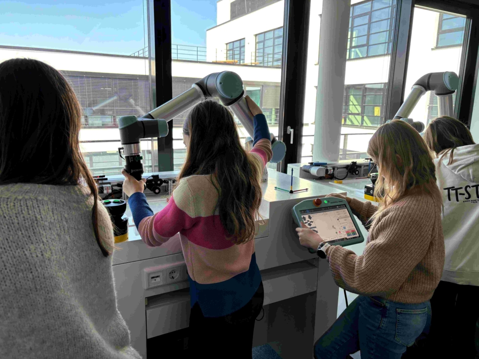 Mädchen programmieren Roboter.