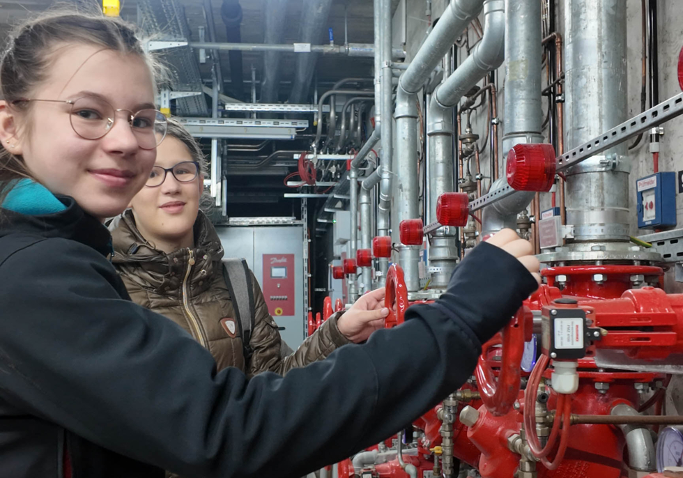 Girls'Day-Teilnehmerinnen im Heizungsraum des Theaters Darmstadt