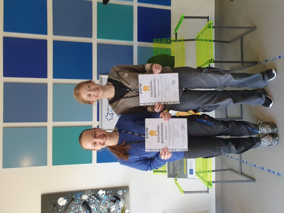 Die Girls' Day-Teilnehmerinnen präsentieren stolz ihre Teilnahmebestätigung