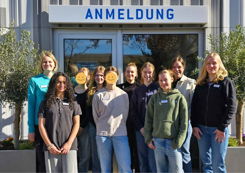 Girls'Day-Teilnehmerinnen vor Betriebsgebäude
